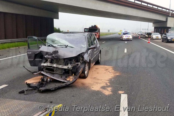 Mediaterplaatse ongeval auto vrachtwagen a4 hoofdorp 04062016 Image00001