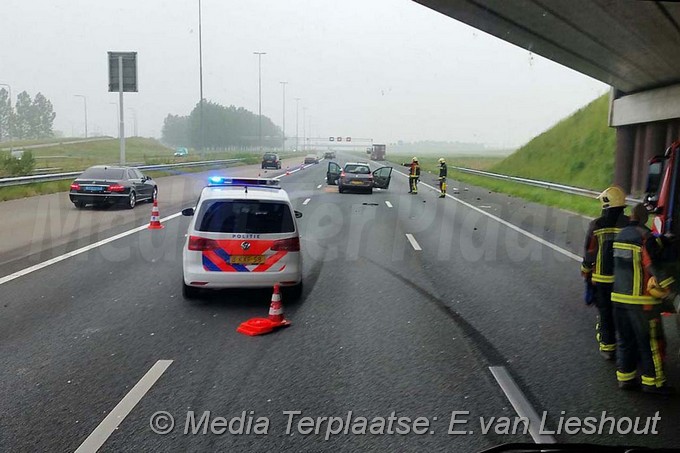 Mediaterplaatse ongeval auto vrachtwagen a4 hoofdorp 04062016 Image00004