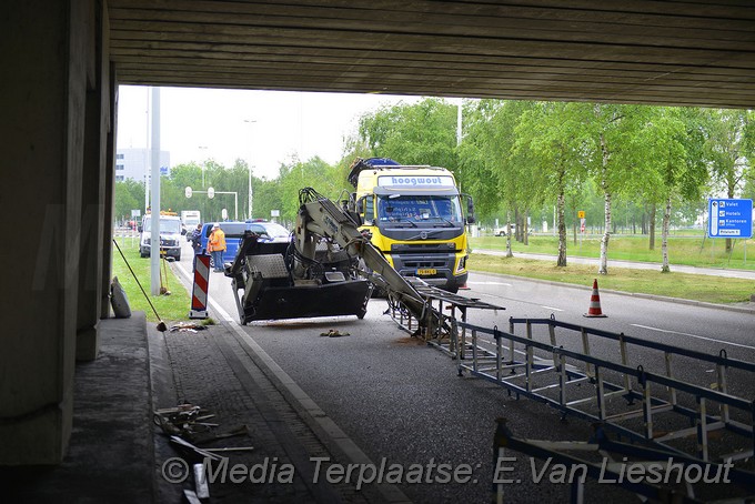 Mediaterplaatse bakwagen ramt viaduct met kraan schiphol 20052019 Image00003