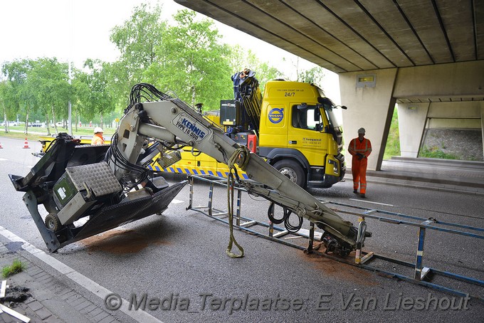 Mediaterplaatse bakwagen ramt viaduct met kraan schiphol 20052019 Image00008
