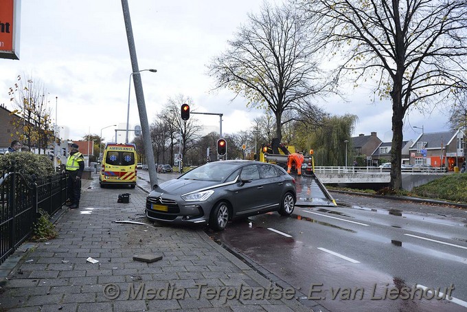 Mediaterplaatse ongeval auto paal hoofdweg hoofddorp 05112016 Image00001