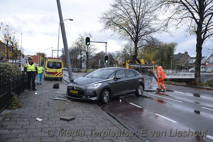 Mediaterplaatse ongeval auto paal hoofdweg hoofddorp 05112016 Image00002