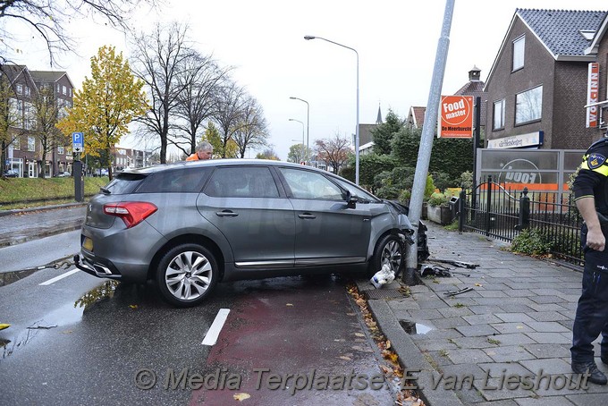 Mediaterplaatse ongeval auto paal hoofdweg hoofddorp 05112016 Image00003