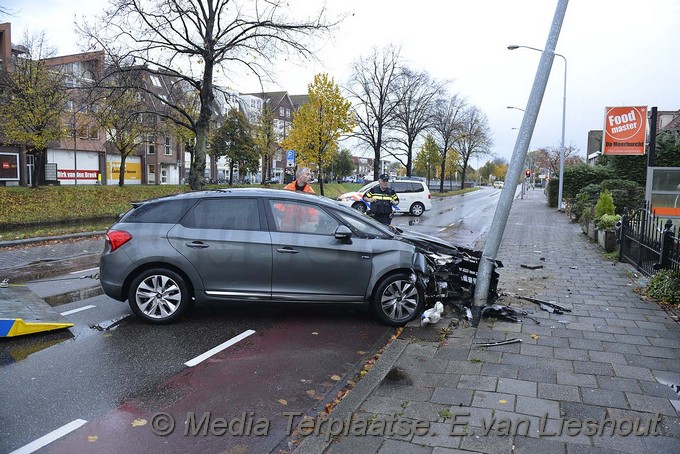 Mediaterplaatse ongeval auto paal hoofdweg hoofddorp 05112016 Image00006