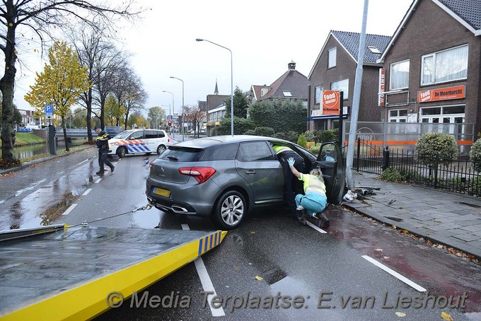 Mediaterplaatse ongeval auto paal hoofdweg hoofddorp 05112016 Image00007