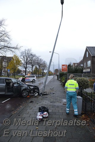 Mediaterplaatse ongeval auto paal hoofdweg hoofddorp 05112016 Image00009