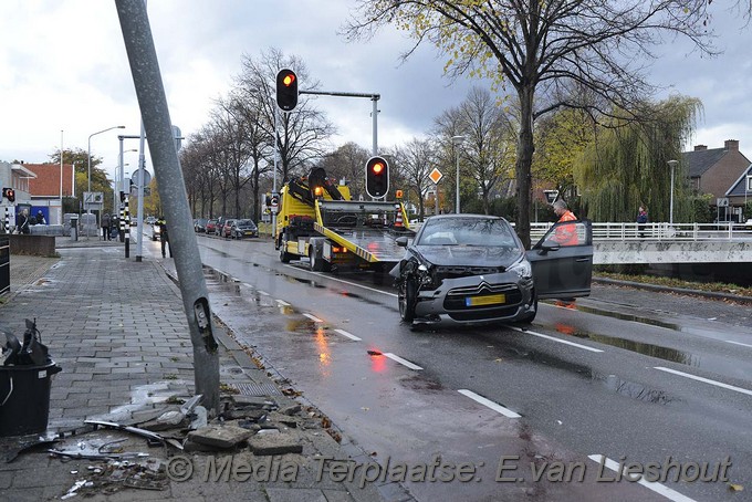 Mediaterplaatse ongeval auto paal hoofdweg hoofddorp 05112016 Image00010