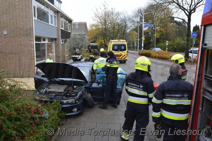 Mediaterplaatse auto uit de bocht badhoevedorp 15112016 Image00004
