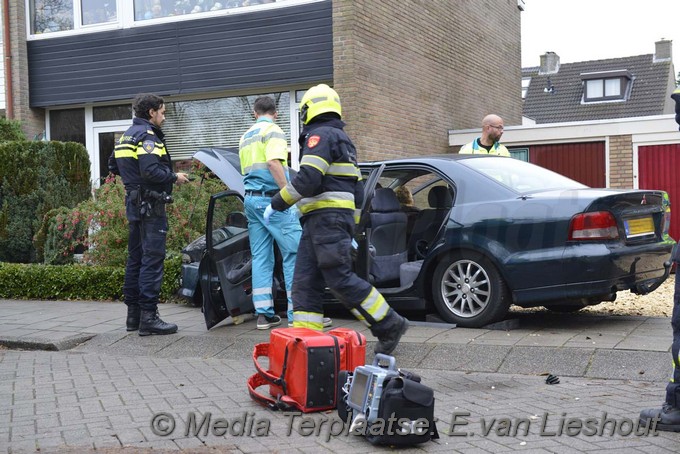 Mediaterplaatse auto uit de bocht badhoevedorp 15112016 Image00005