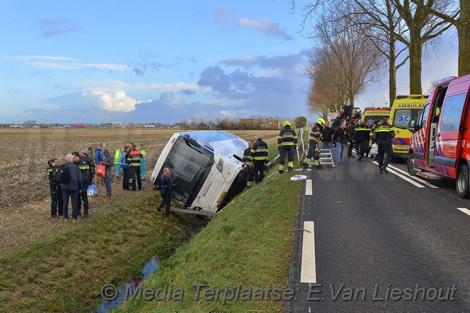 MediaTerplaatse Touringcar in greppel nvp 19012018 Image00001