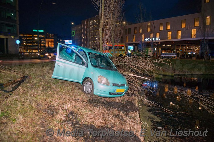 MediaTerplaatse weer auto uit bocht Taurusavenue hdp 25012018 Image00003