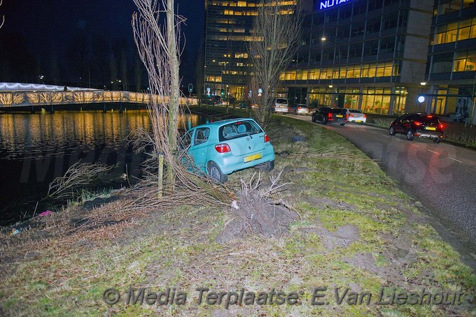 MediaTerplaatse weer auto uit bocht Taurusavenue hdp 25012018 Image00004