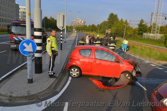 MediaTerplaatse ongeval auto dak goedhartlaan hdp 29082017 Image00003