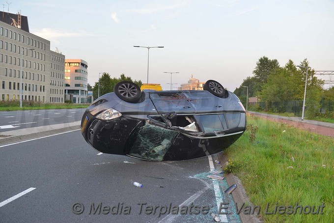 MediaTerplaatse ongeval auto dak goedhartlaan hdp 29082017 Image00011