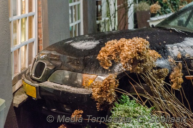 Mediaterplaatse ongeval auto in tuin Cruquius 1022017 Image00002