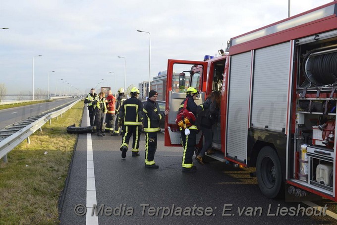 Mediaterplaatse ongeval n201 auto vangrail schiphol 03122016 Image00001