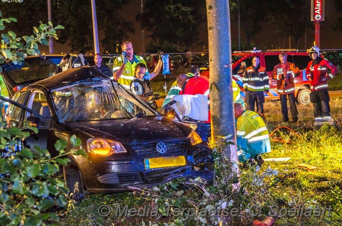 Mediaterplaatse ongeval auto boom schiphol 01102016 Image00003